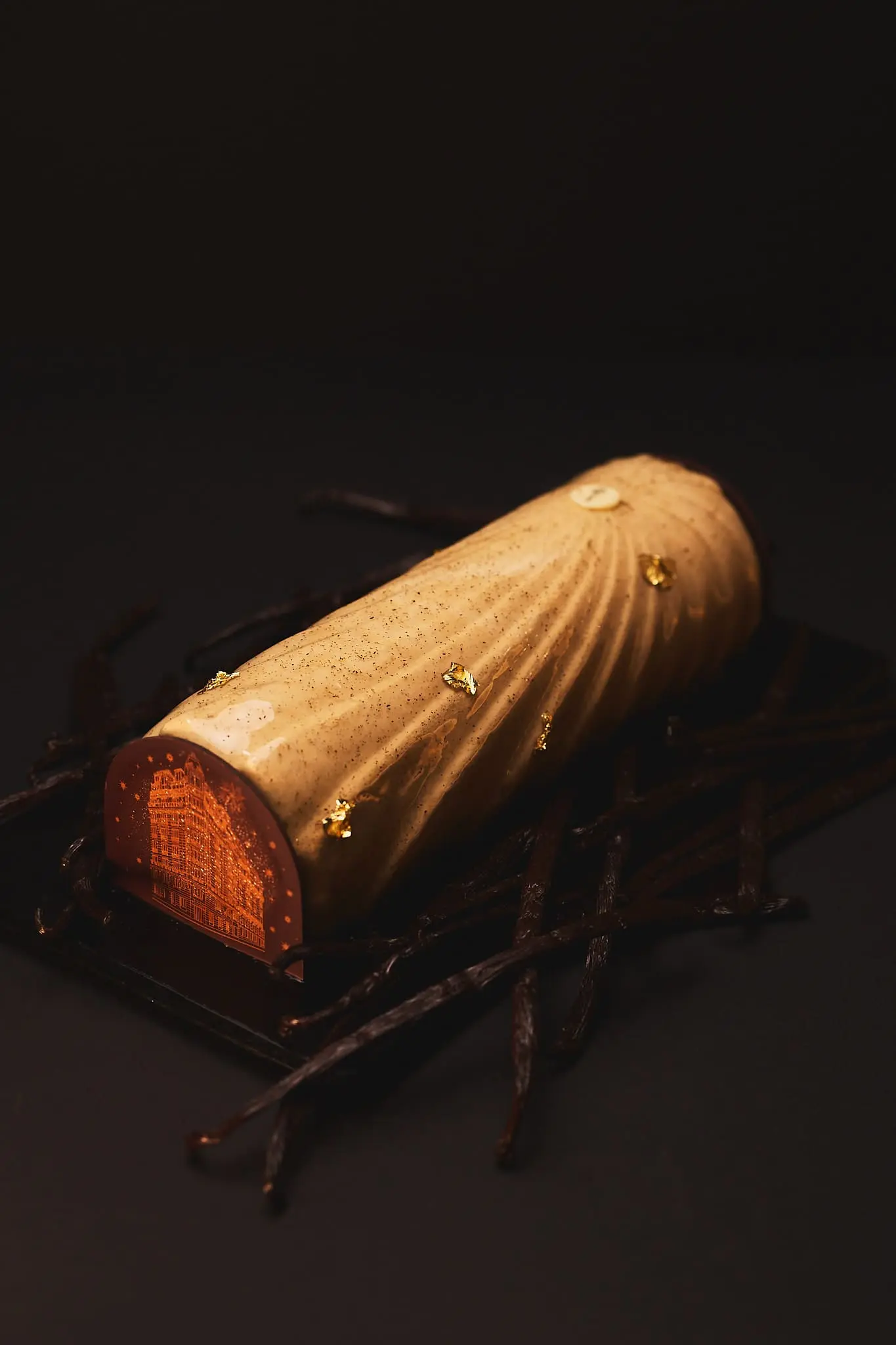 Bûche de Noël du Terrass’ Hôtel Paris, vanille grillée de Madagascar et praliné amande, création du chef pâtissier Vincent Larigaudie.