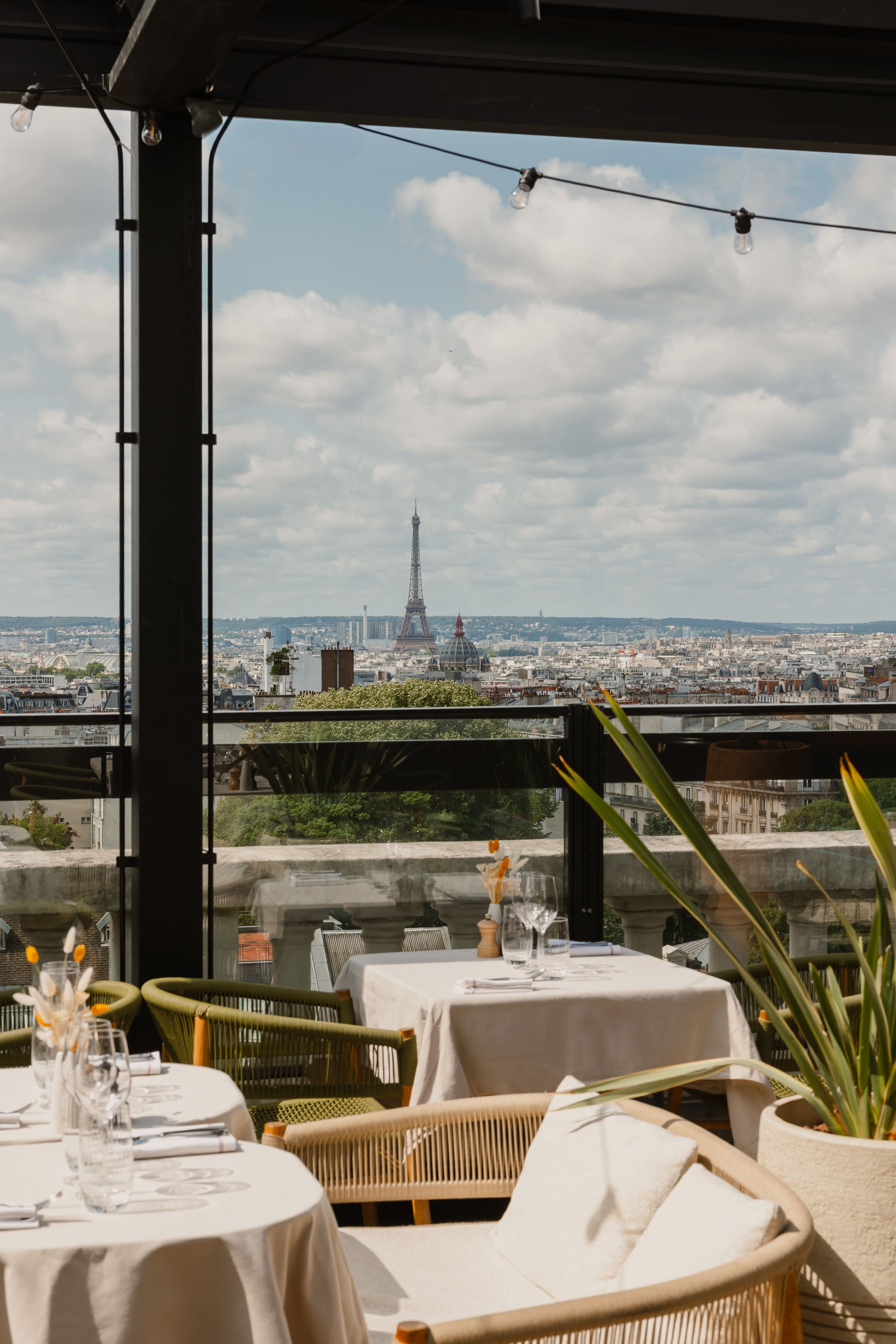 Dîner Fête Nationale 2026 au Terrass’ Hôtel Paris avec menu raffiné en 5 temps et coupe de champagne. 