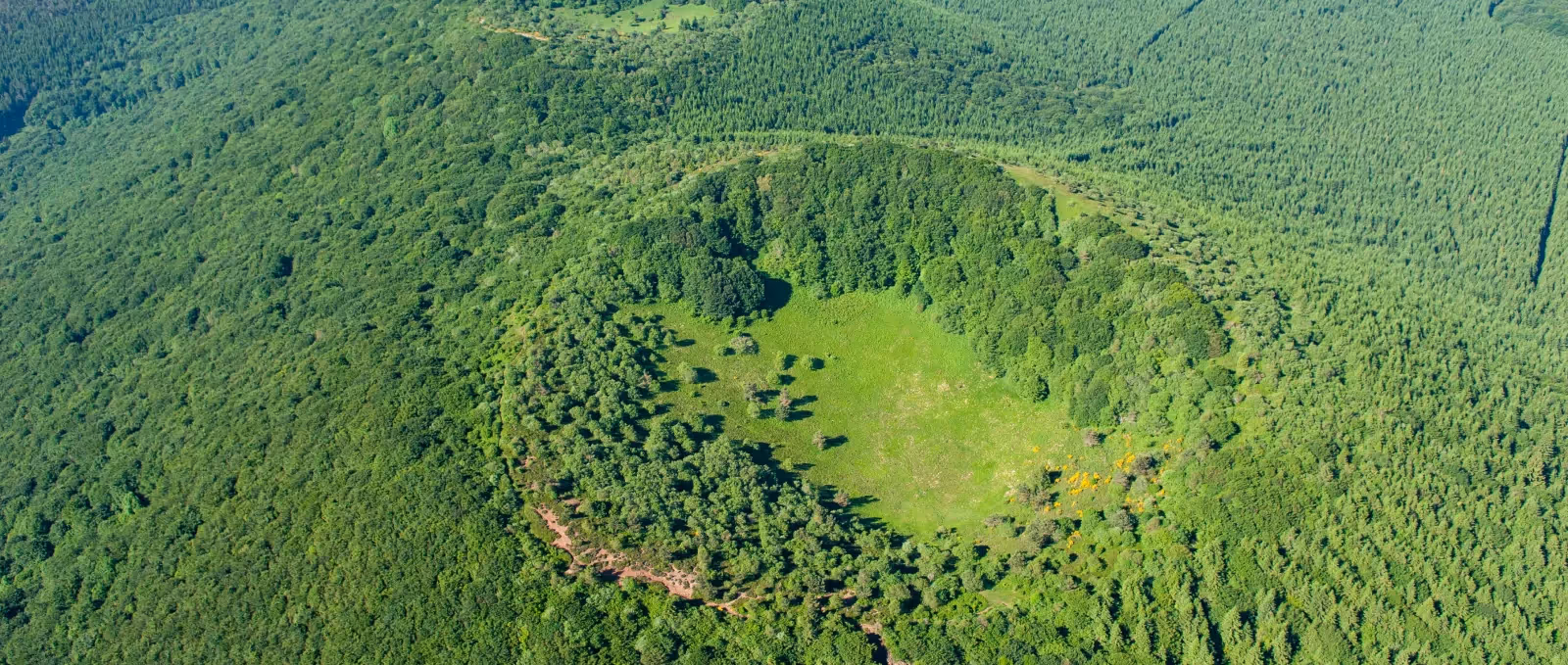 Volcan en France : on vous emmène à la découverte de 6 volcans sous-cotés en France