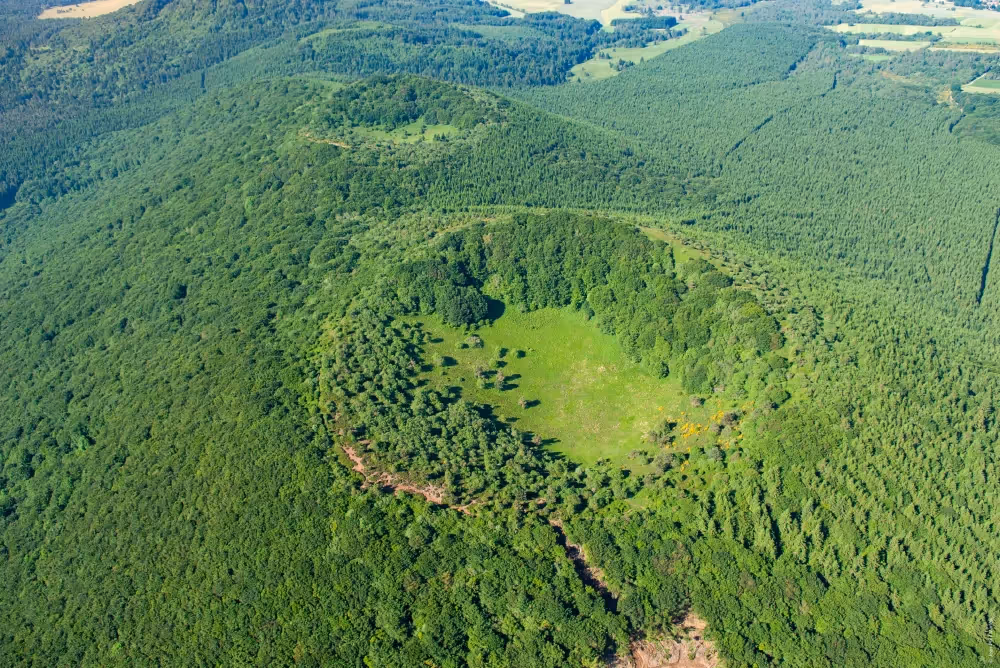 Volcan en France : on vous emmène à la découverte de 6 volcans sous-cotés en France