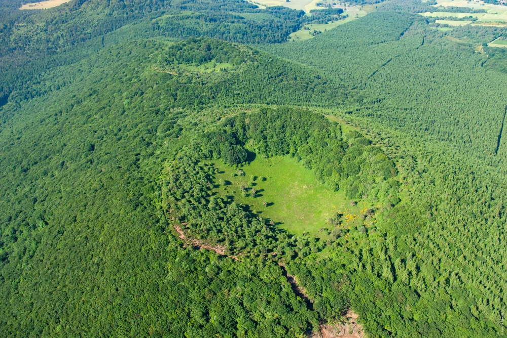 Volcan en France : on vous emmène à la découverte de 6 volcans sous-cotés en France