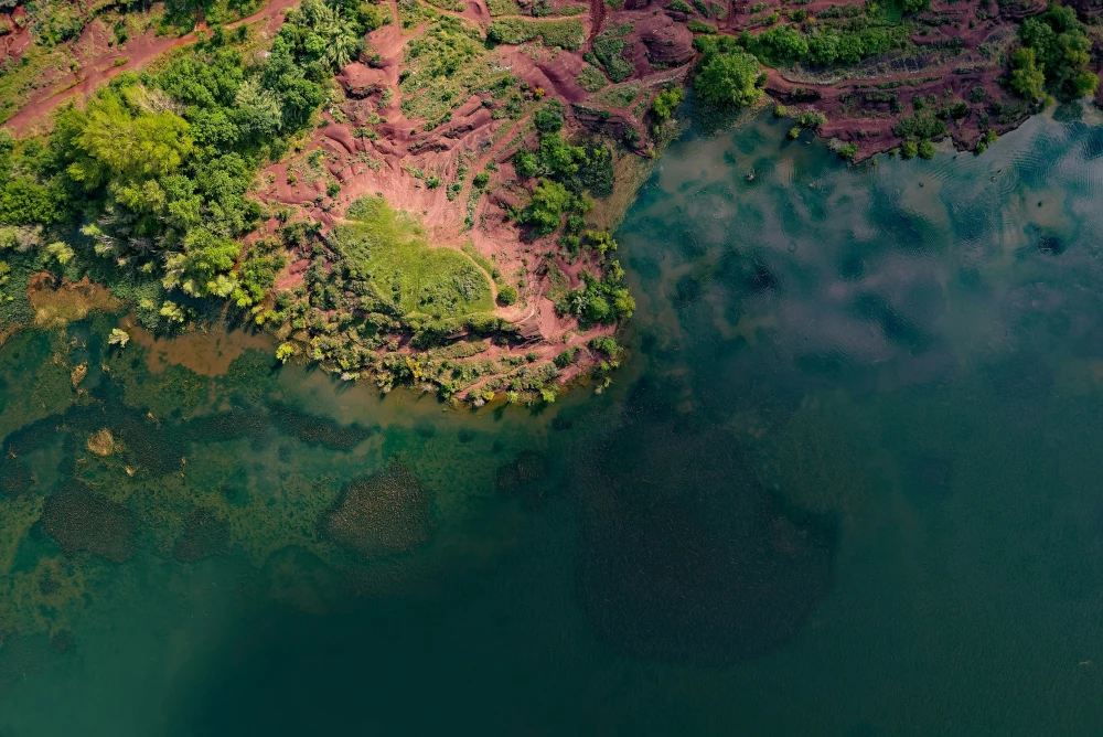 Que faire au Lac du Salagou : guide pratique du joyau rouge de l’Hérault