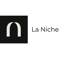 Logo noir avec une forme blanche rappelant un tunnel ou un abri, à côté du texte « La Niche ».