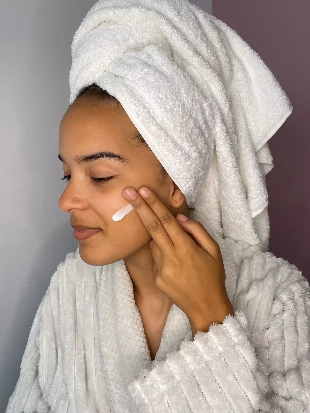 CanariaVera, application de la crème sur quelqu'un