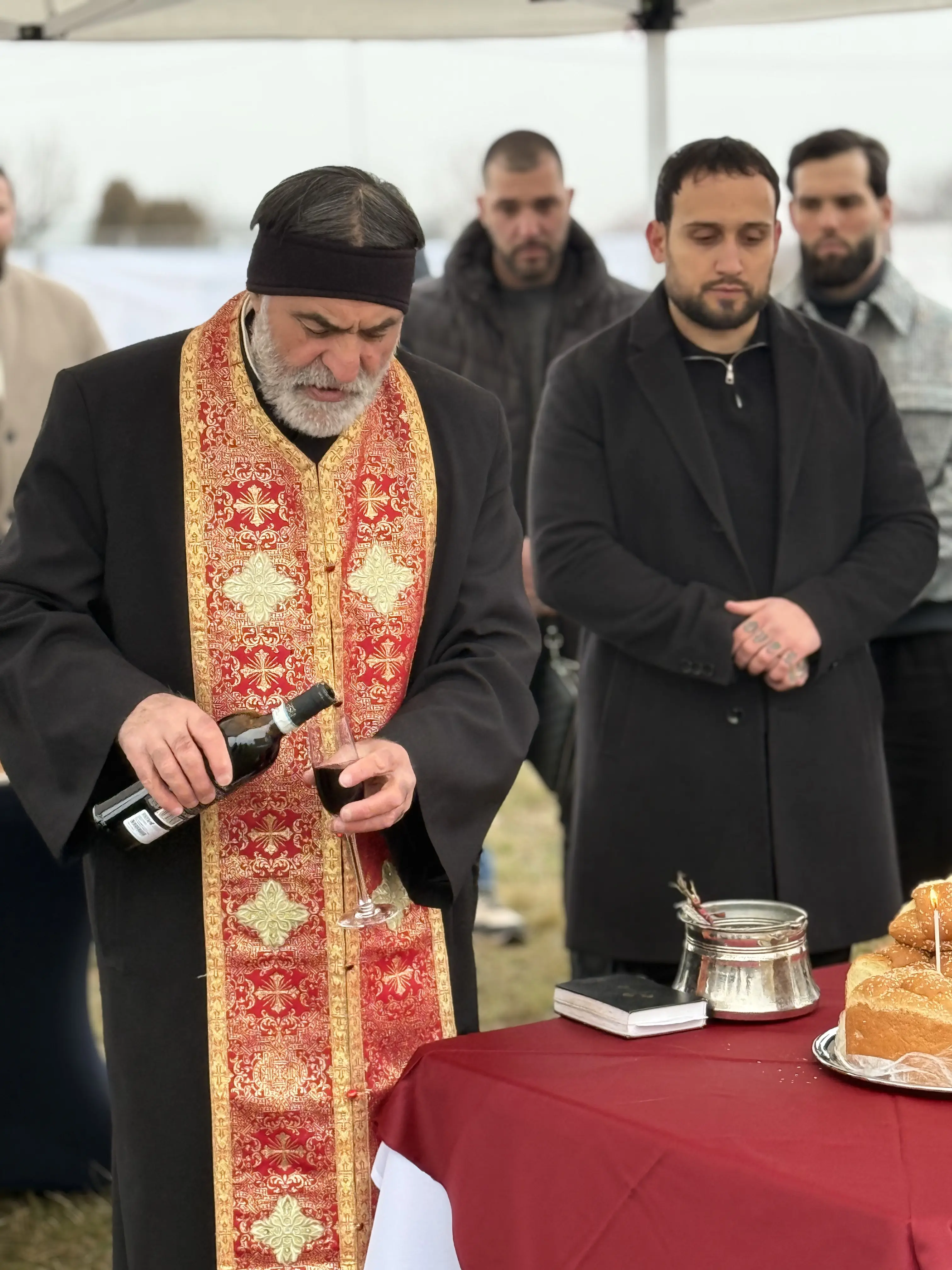 Собственикът на Oximo Симеон Куртев на първата копка на строежа Clear Sky Homes.