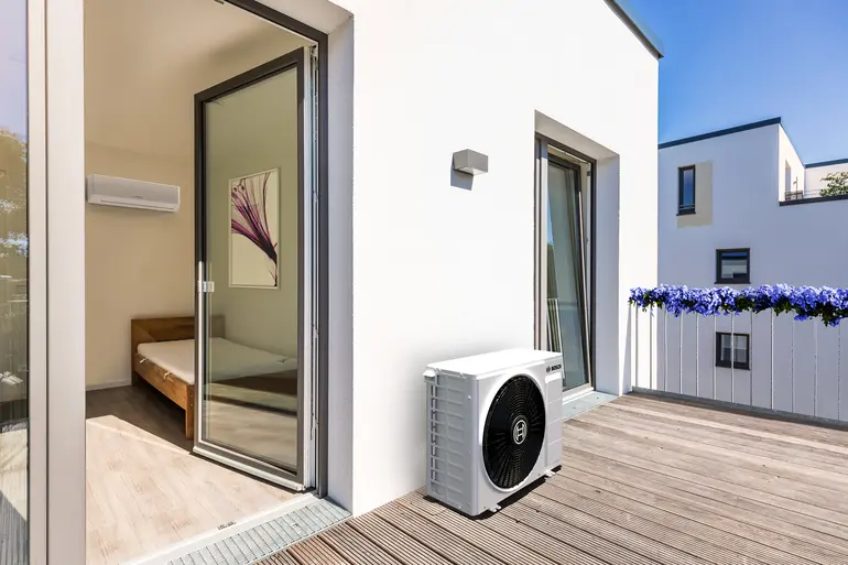 Klimaanlage von Bosch auf einem Balkon mit Sicht in den Innenraum