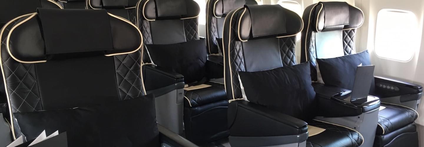 asientos negros de cuero jet privado