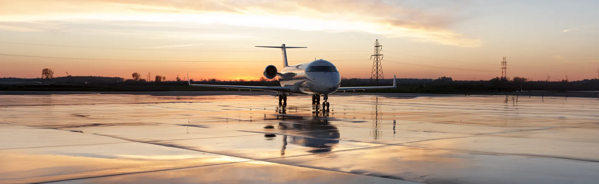 Частный самолет на земле в аэропорту