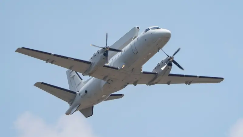Aereo turboelica bimotore Saab 340 in volo, un aereo di linea regionale utilizzato anche per ruoli VIP e charter