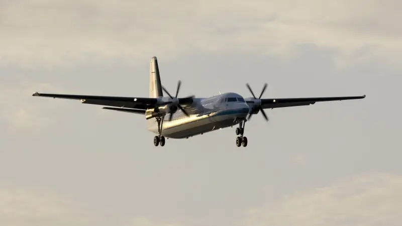 Двухмоторный турбовинтовой самолёт Fokker 50 на подлёте; региональный лайнер, также используемый для VIP-перевозок, правительственных и чартерных рейсов.