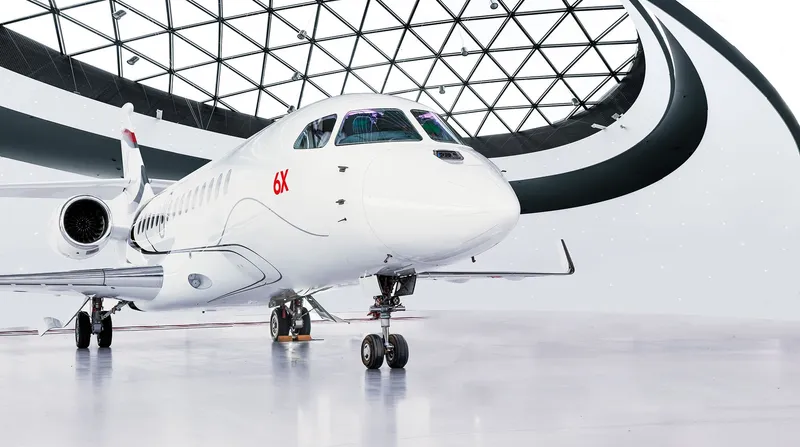 Un Dassault Falcon 6X in officina