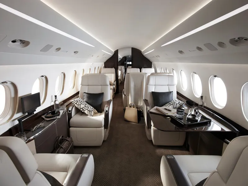 La lussuosa cabina del Dassault Falcon 2000 LXS
