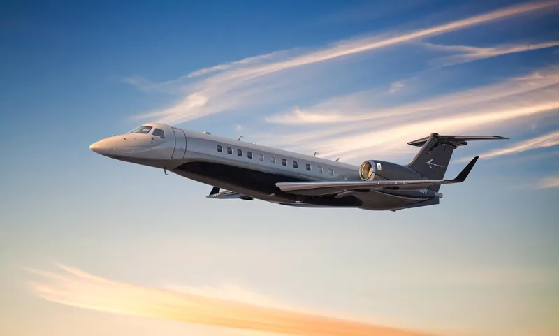 Jet Embraer Legacy 650 in volo al tramonto