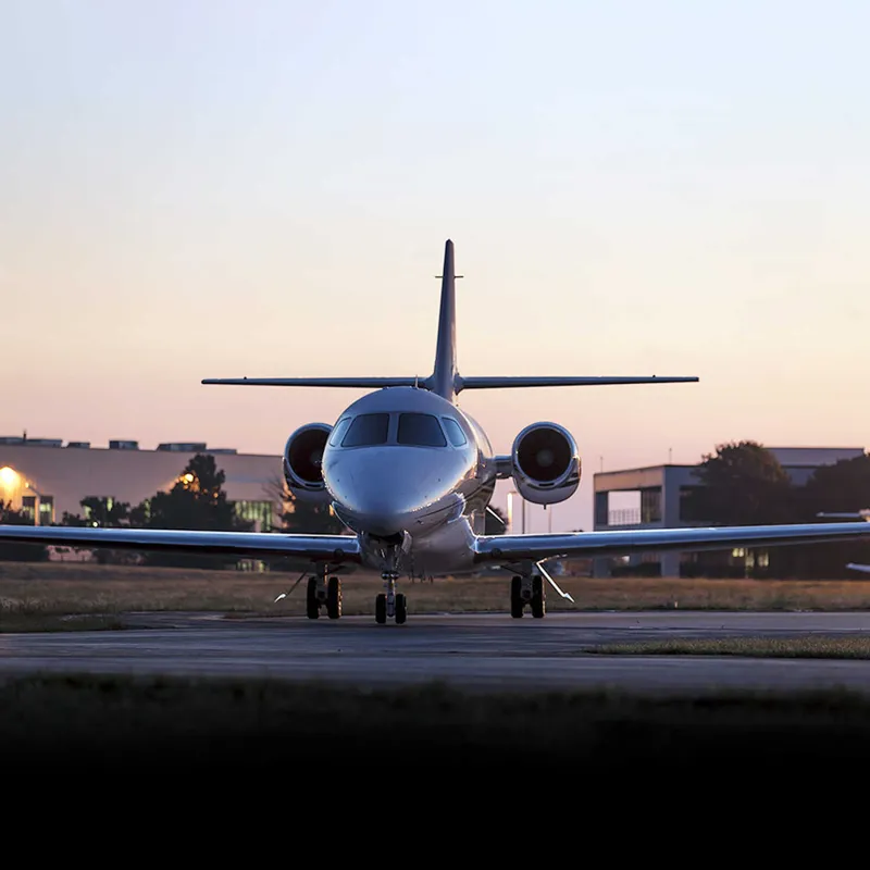 Джет Cessna на взлётно-посадочной полосе