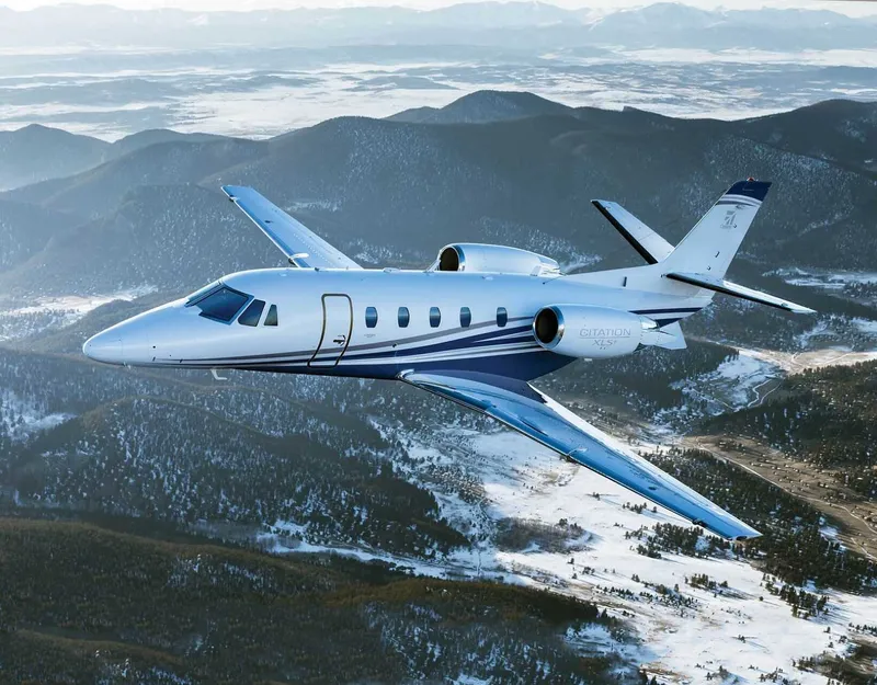 Citation XLS+ в полёте над заснеженным лесом