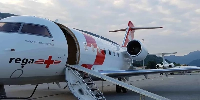 Prywatny odrzutowiec ze sprzętem medycznym i karetką pogotowia na asfalcie do awaryjnej usługi czarterowej medevac