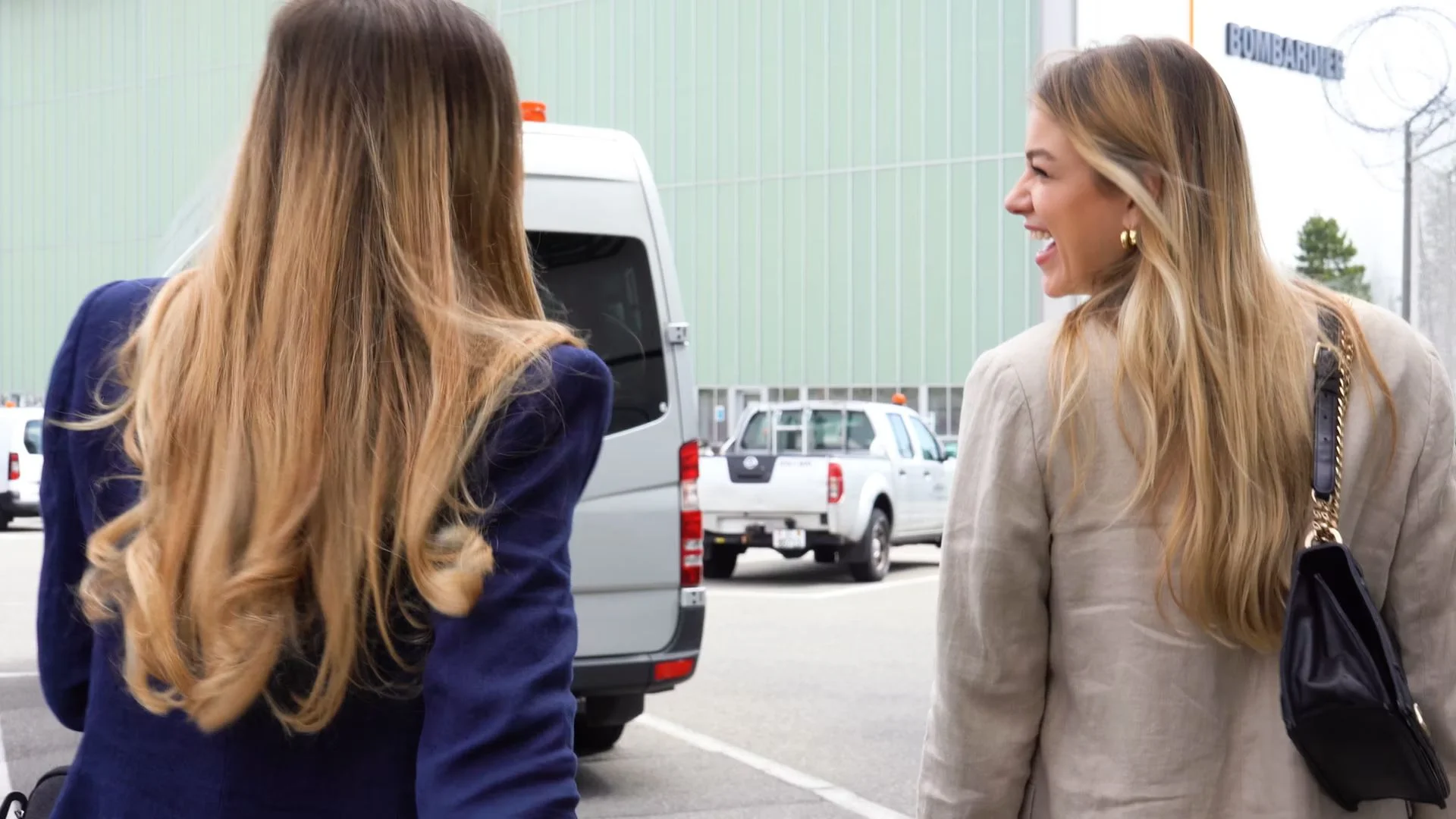 Zwei LunaJets-Kunden gehen auf einen Privatjet zu