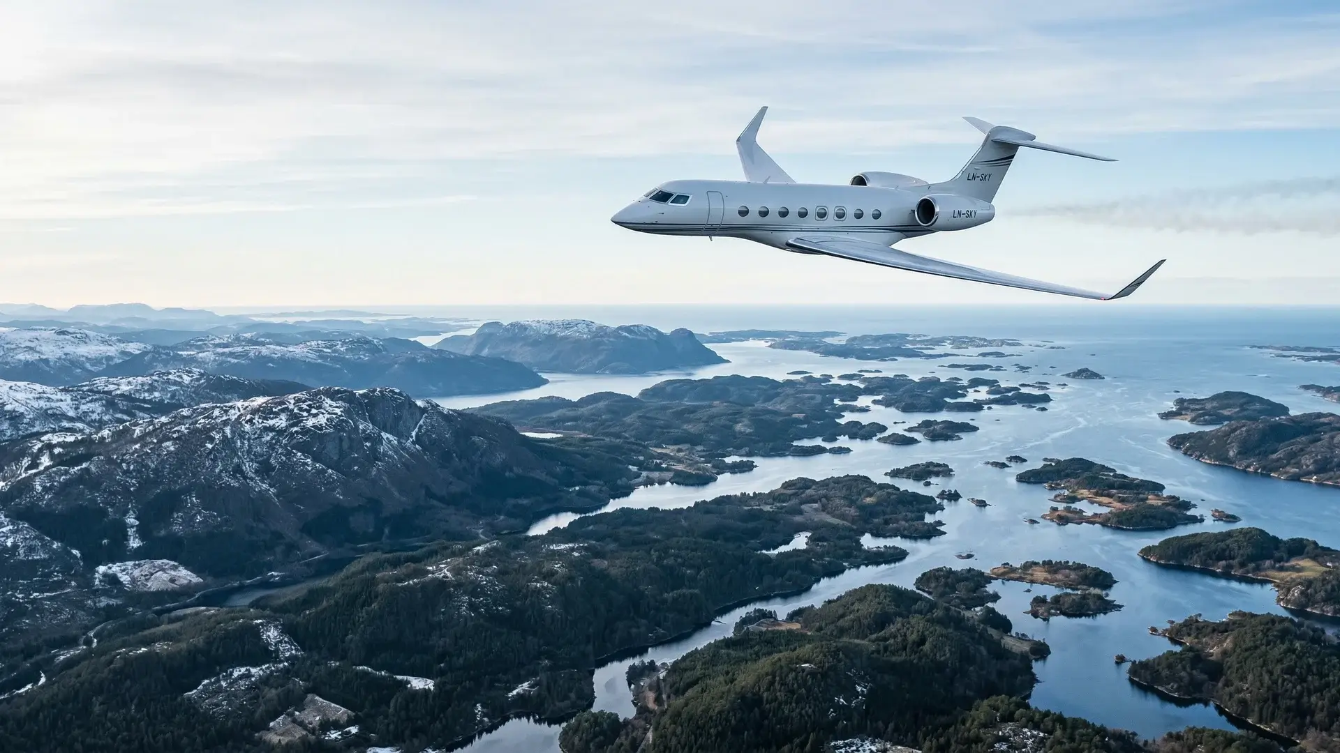 Un élégant jet privé blanc survolant un spectaculaire paysage d'Europe du Nord