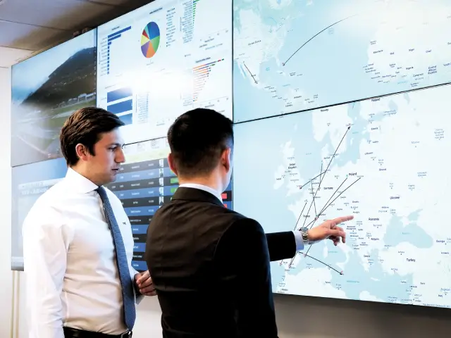Asesores de aviación privada de LunaJets verificando rutas de vuelo