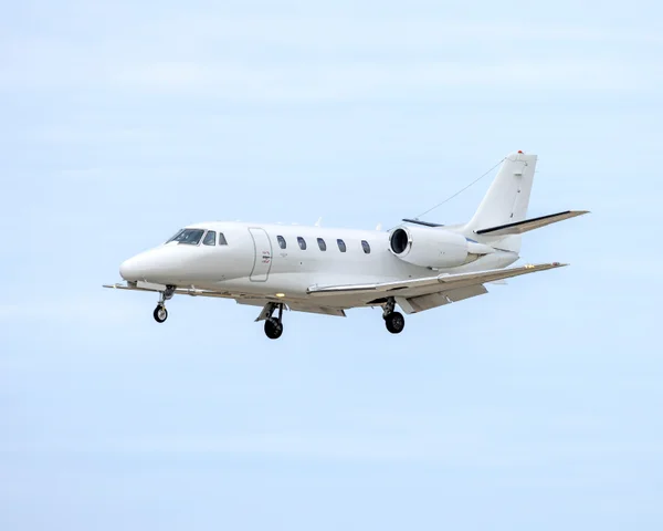 Jet privé en approche à l'atterrissage, train sorti