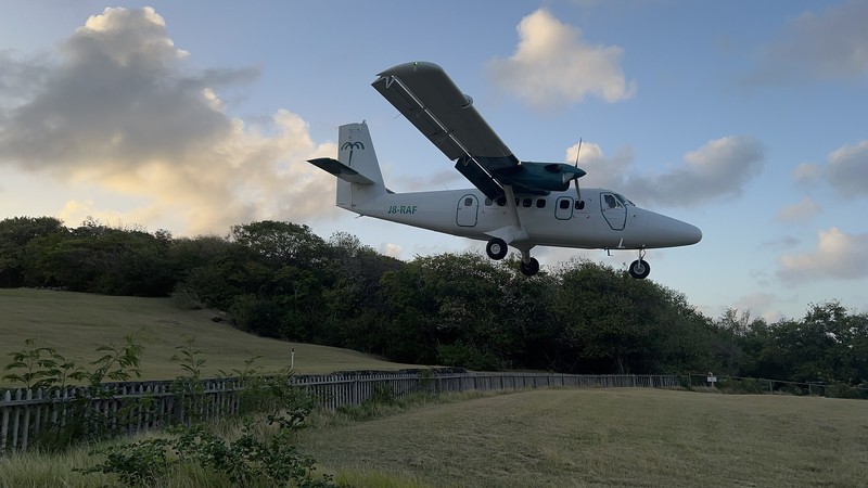 Air Adelphi Twin Otter repülőgép leszállás közben Mustique szigetén