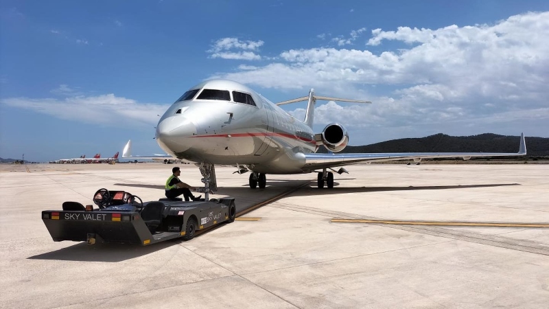 Service d'assistance au sol pour jet privé par Sky Valet avec remorquage d'avion sur le tarmac – service FBO haut de gamme en Europe du Sud.