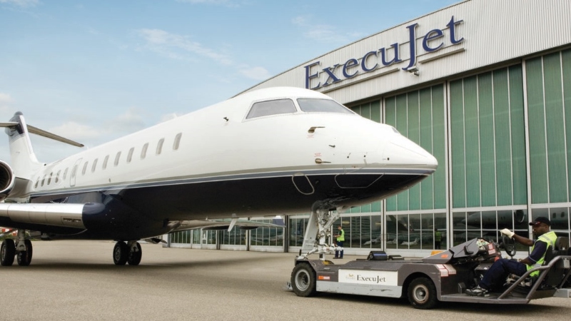 Az ExecuJet privát jet kiszolgálási szolgáltatásai, bemutatva az FBO-műveleteket, a repülőgépek vontatását és az üzleti repülés földi támogatását.