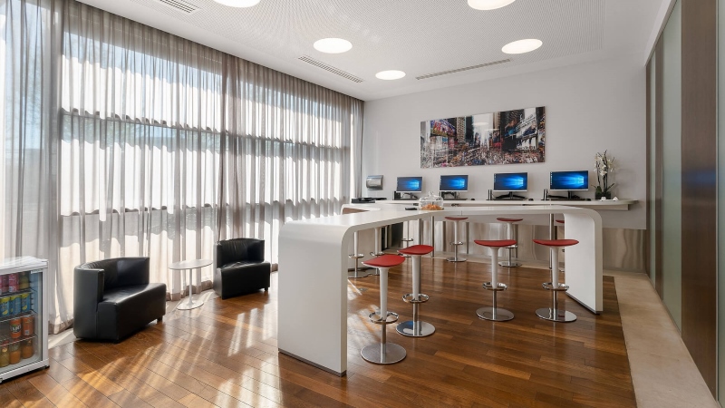 A Signature Flight Support modern üzleti várója a genfi repülőtéren – egy prémium FBO, amely luxusszolgáltatásokat kínál a privát jettel utazóknak.