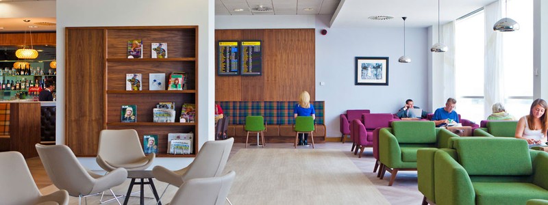 Wnętrze saloniku VIP UpperDeck Lounge na lotnisku w Glasgow