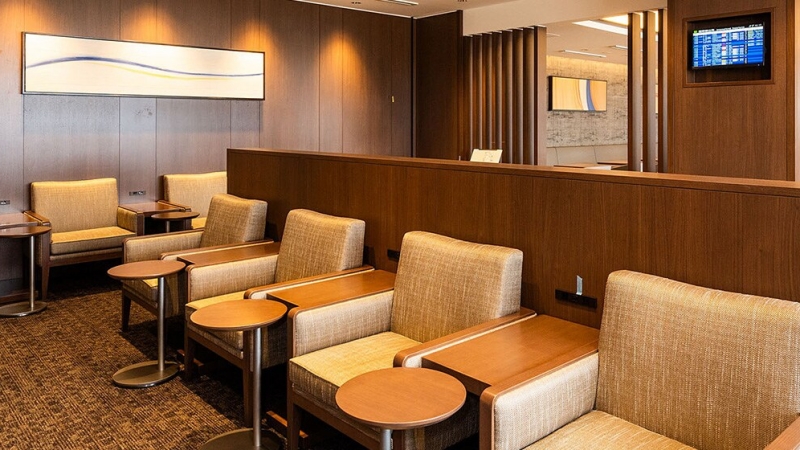 Descubra el elegante interior de la Sala Sakura en Chubu Centrair, que ofrece confort y privacidad a los viajeros de jet privado.