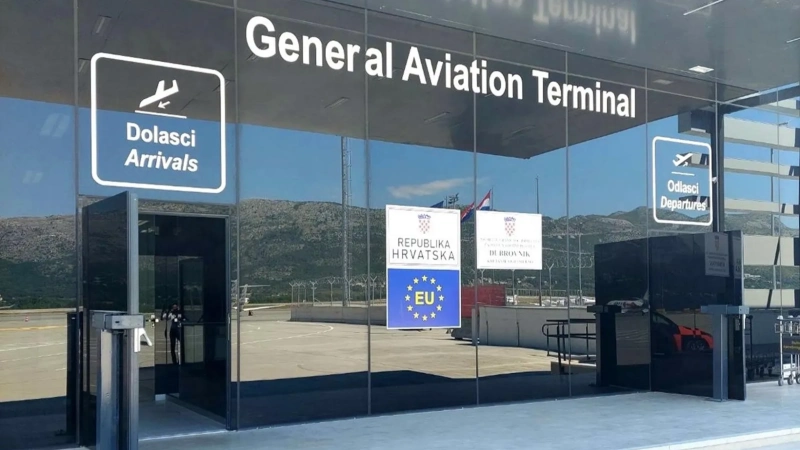 Vista esterna del Terminal dell'Aviazione Generale all'Aeroporto di Dubrovnik, che offre accesso VIP ai passeggeri di jet privati.