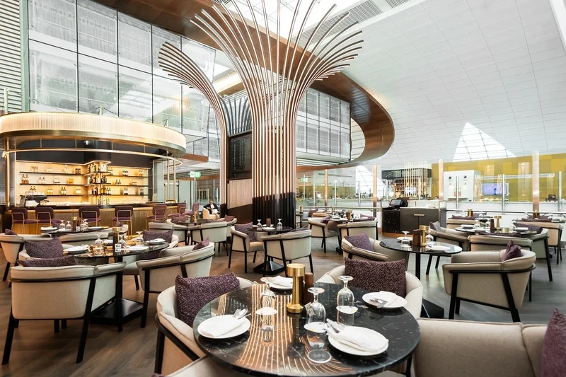 Az Ahlan Lounge kényelmes ülőhelyei és prémium környezete Dubajban