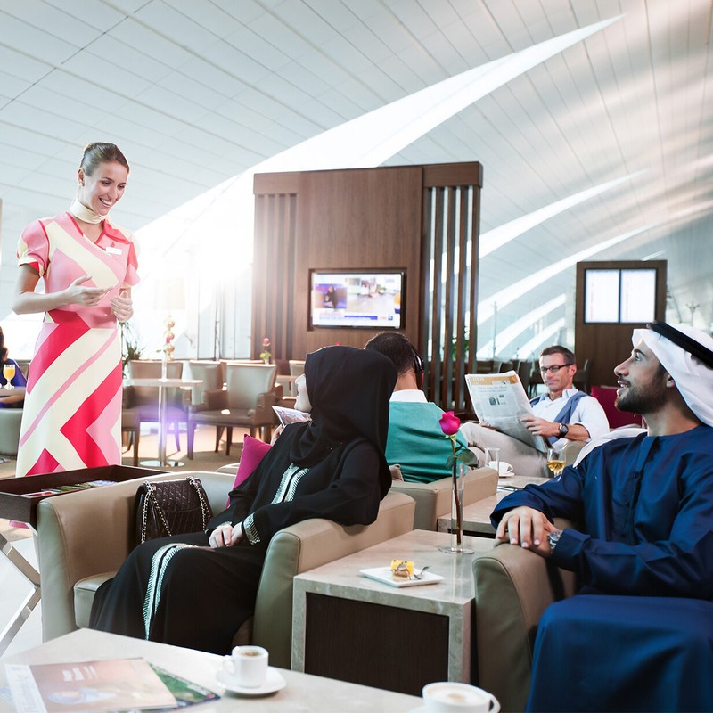 A Marhaba Lounge elegáns belső tere a Dubaji Nemzetközi Repülőtéren