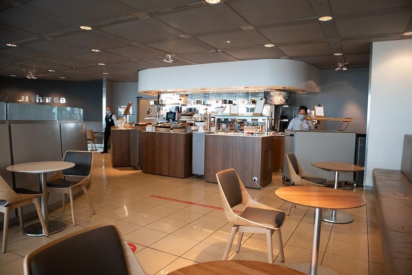 A Lufthansa Lounge kényelmes és elegáns belső tere.