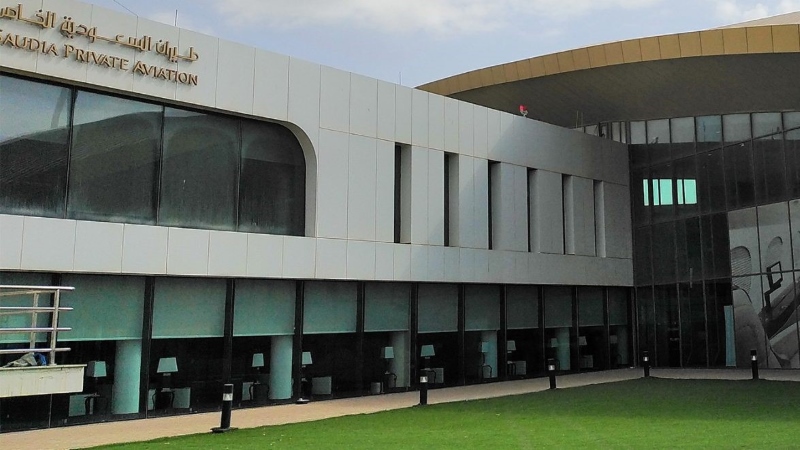 A Saudia Private Aviation egy dedikált privát jet terminált üzemeltet a King Abdulaziz nemzetközi repülőtéren, teljes körű FBO létesítményekkel.