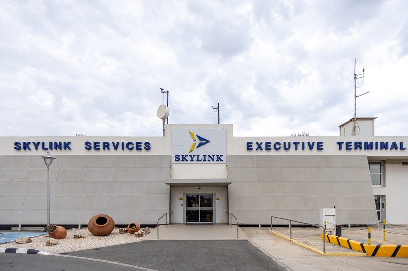 Budynek FBO Skylink Services na lotnisku w Larnace