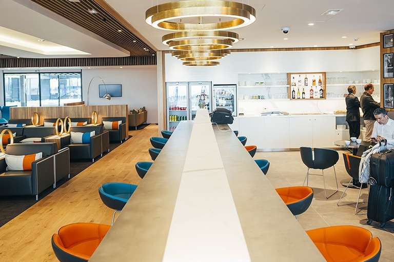 Salonik Mont Blanc na lotnisku w Lyonie