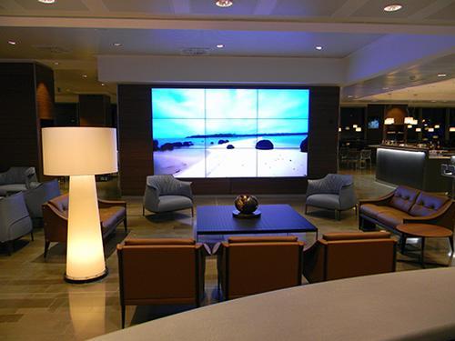 A Sala Montale VIP váró elegáns belső tere a Malpensa repülőtéren.