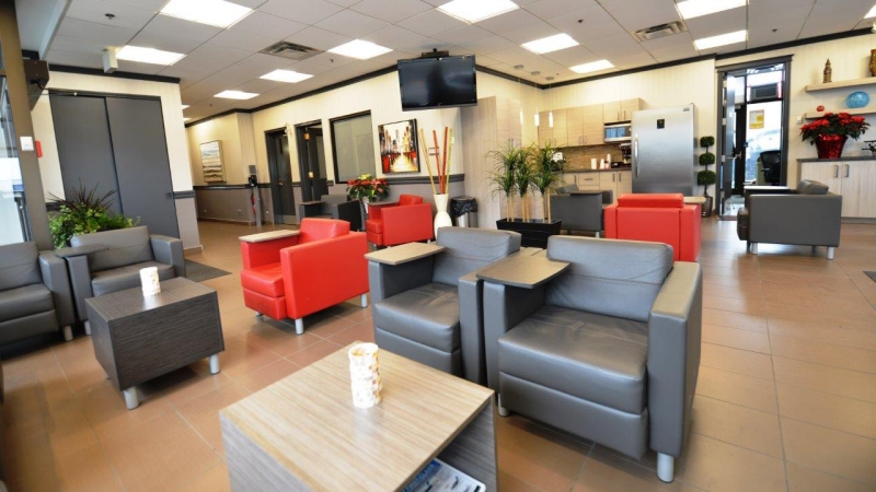 Tágas exkluzív váró az Execaire Shell AeroCentre FBO-ban a Montréal-Trudeau repülőtéren, a VIP-kényelem jegyében kialakítva.