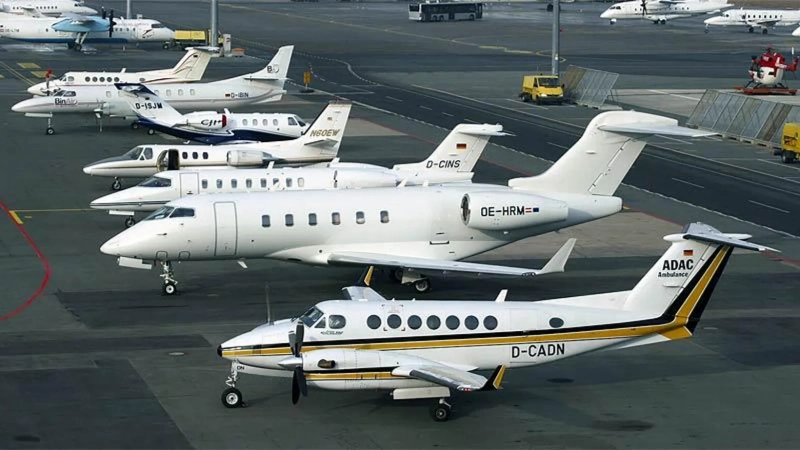 Geparkte Privatjets auf dem Vorfeld des Flughafens Nürnberg, die eine Auswahl verschiedener Geschäftsflugzeuge präsentieren.