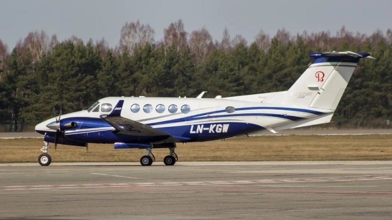 Privater Beechcraft King Air 250 rollt am Internationalen Flughafen Palanga (PLQ), Litauen – ein leichter Turboprop, ideal für regionale Charterflüge.