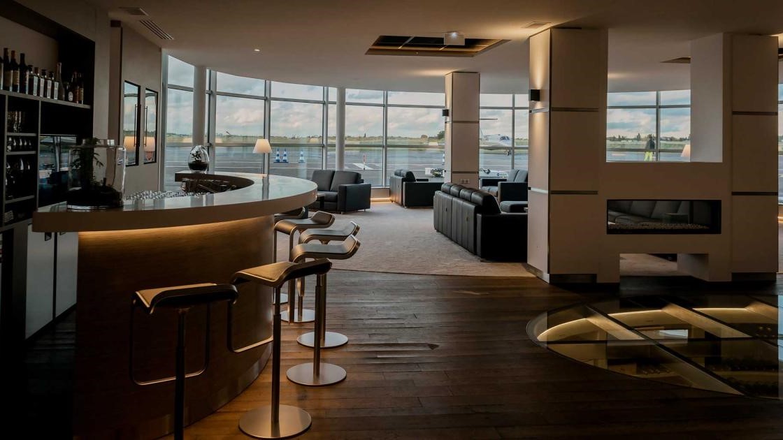 Az Astonsky Paris Le Bourget FBO várója – luxus privát jet terminál panorámás kilátással a forgalmi előtérre és prémium szolgáltatásokkal.