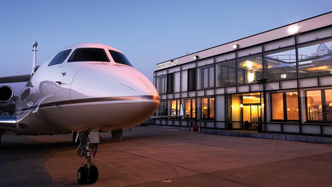 ExecuJet Paris Le Bourget – luxus FBO privát forgalmi előtéri hozzáféréssel, VIP-várókkal és teljes körű földi kiszolgálással az üzleti repülés számára.