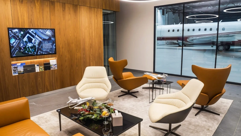Salon VIP du FBO Speedwings Business SA à l'aéroport de Payerne : des installations luxueuses pour les voyageurs en jet privé en Suisse.