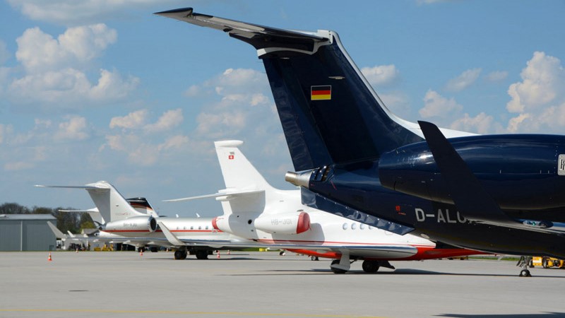 Prywatne odrzutowce na płycie postojowej w General Aviation Handling Service na lotnisku w Salzburgu – jedynego licencjonowanego agenta obsługi naziemnej dla lotnictwa biznesowego.