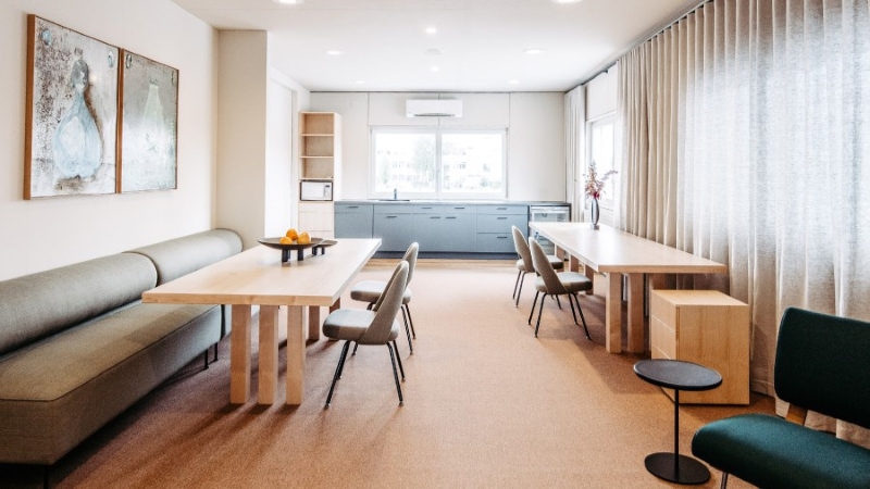 Sala VIP del FBO de ExecuJet en el Aeropuerto de San Galo-Altenrhein, con espacio para reuniones y servicios para viajeros de jet privado.