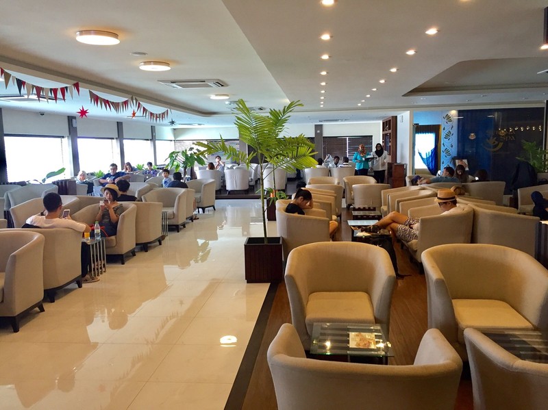 Wnętrze poczekalni VIP Moonimaa Lounge