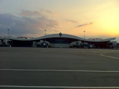 Terminal del Aeropuerto Internacional de Almaty al atardecer.