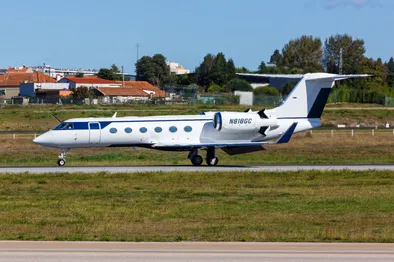 Egy privát jet gurul a portói repülőtéren, Portugáliában.
