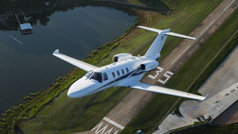 Cessna Citation M2 bei einem steilen Sinkflug auf einem Regionalflughafen.